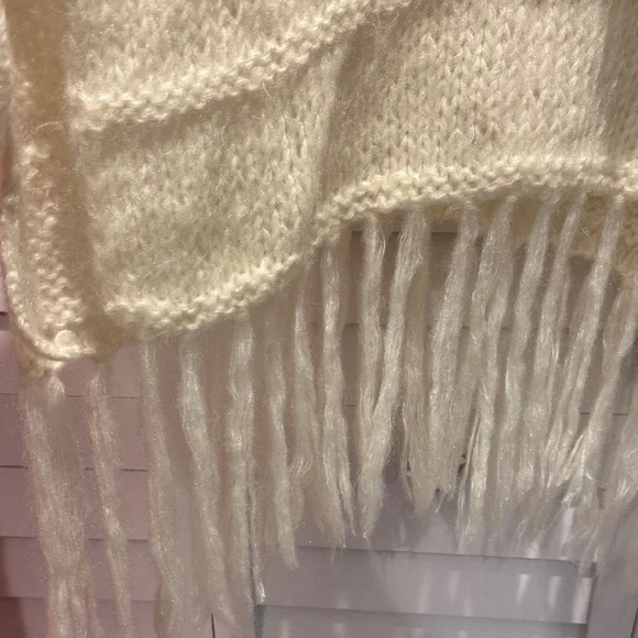 Elegant knitted Cream Knit Poncho with Fringe - Picture 4 of 12